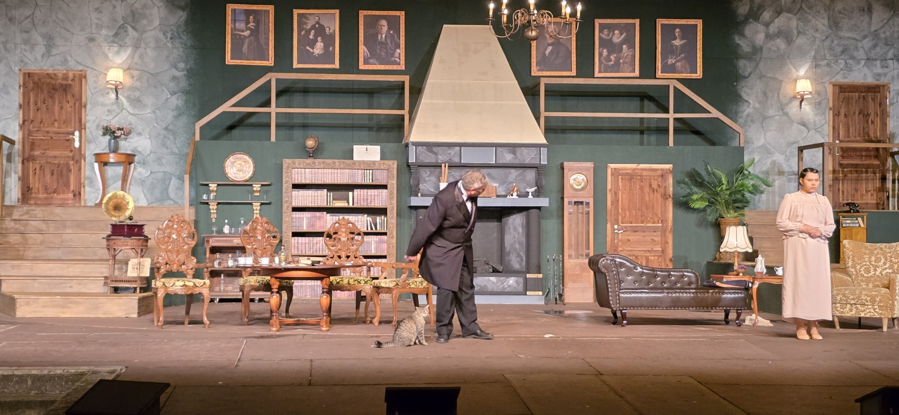 In einem englischen Salon befragt Poirot eine Familienangehörige des Toten, zufällig auch da: Theaterkatze