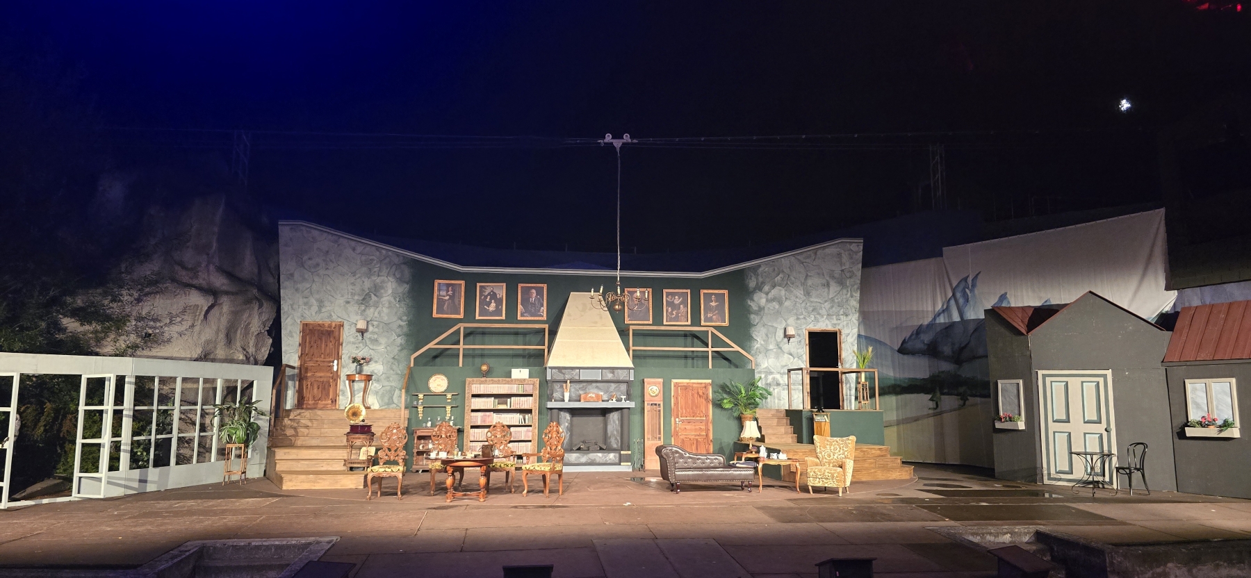 In einem englischen Salon befragt Poirot eine Familienangehörige des Toten, zufällig auch da: Theaterkatze