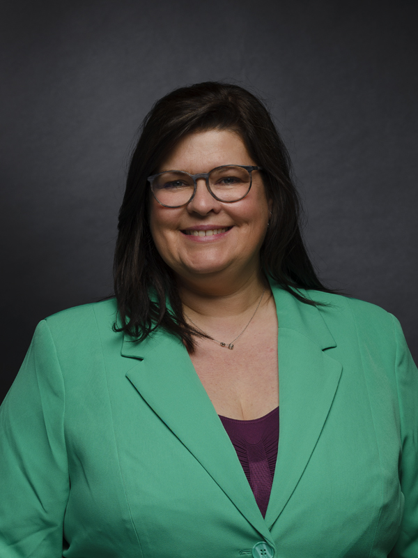 CHESS - Karin Jeutter als Hillary De Courcey