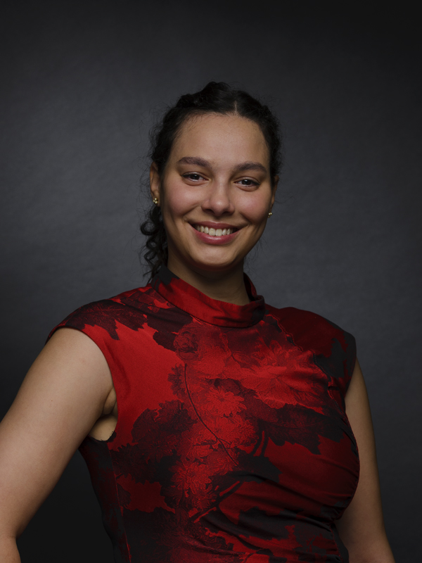 Aylin Mössner als Svetlana